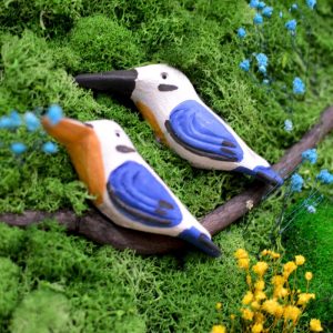 A Sapphire Tangle Moss Frame with Dark Wood